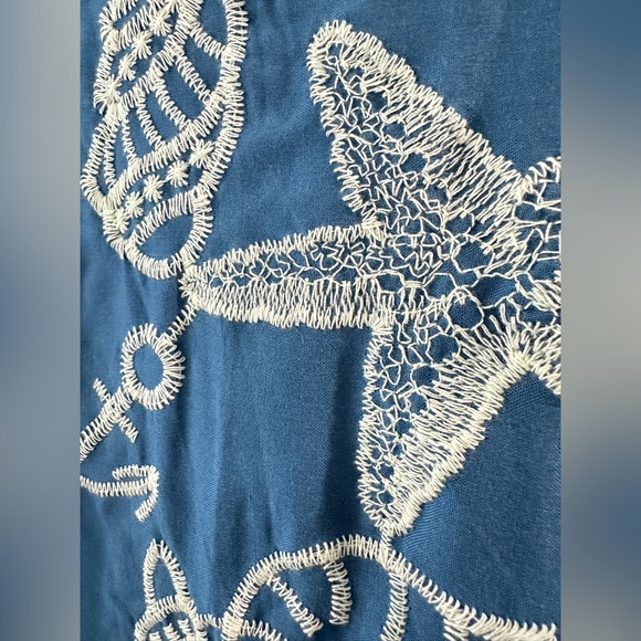 NWT SZ L Solitaire Blue and White Embroidered Blouse - Picture 3 of 8